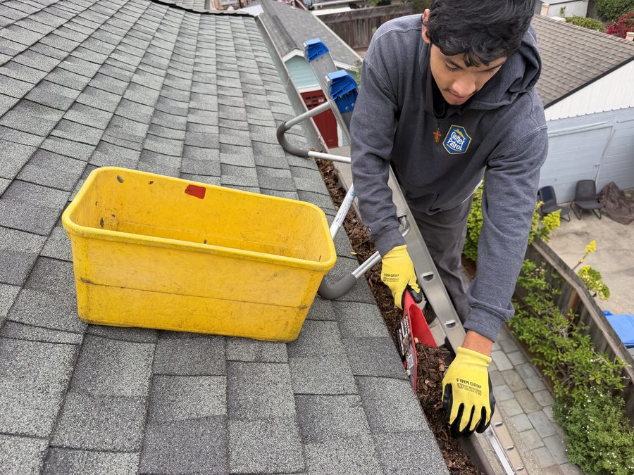 Before and after of a Vallejo gutter cleared of leaves and debris by Perfect Pane